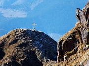 39 Zoom sulla 'Croce di Branzi', un bel crocione sulla cima SO del Piatra Quadra
